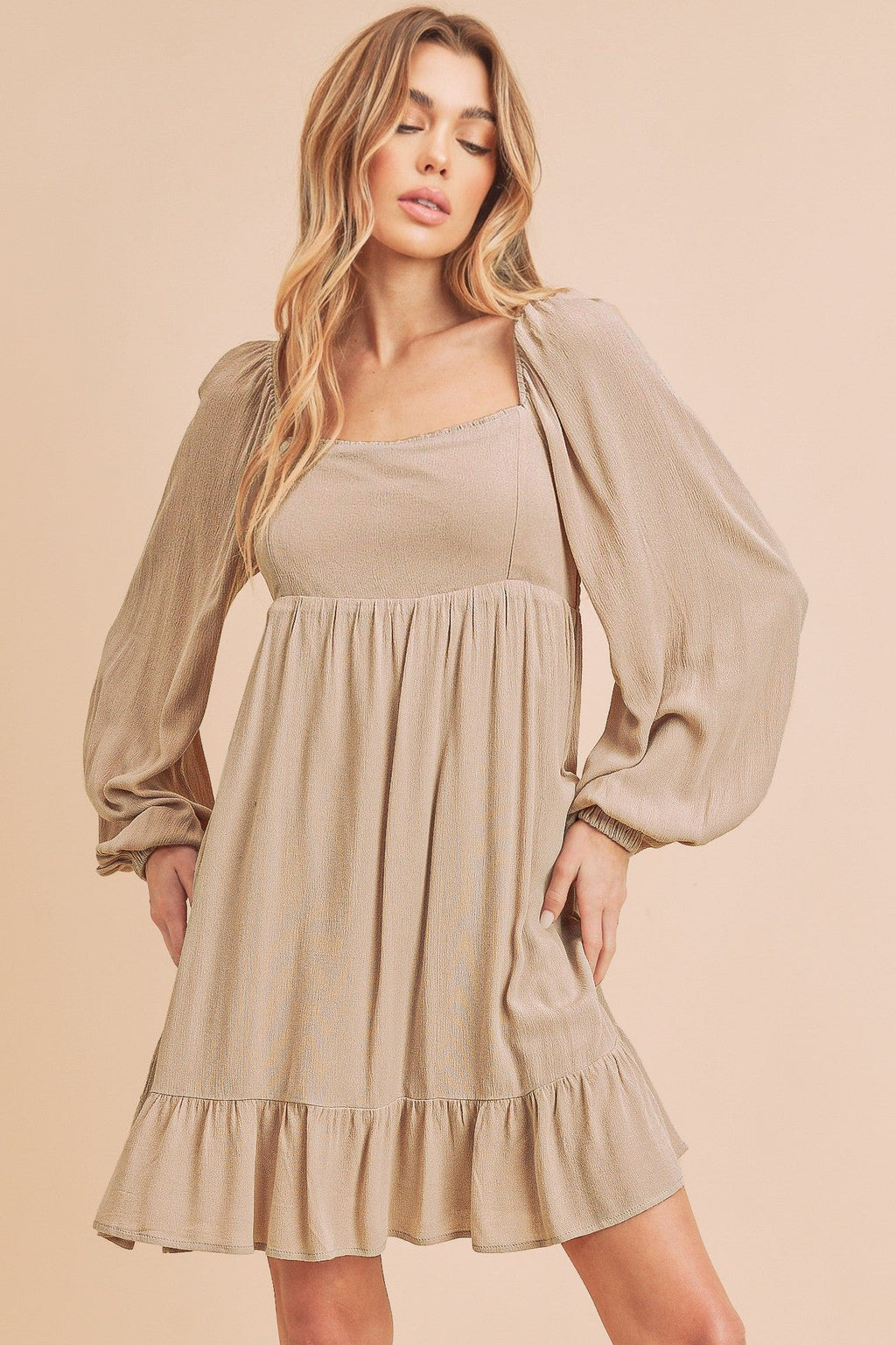 Mini-robe à manches ballon et col carré avec ourlet volanté pour femme - Détail smocké tendance, style féminin chic, parfaite pour les occasions décontractées et semi-formelles