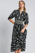 Robe midi imprimée à nœud papillon avec liseré en velours contrastant – Imprimé nœud papillon élégant, encolure à encoche moderne, liseré en velours luxueux, robe midi sophistiquée pour les occasions spéciales