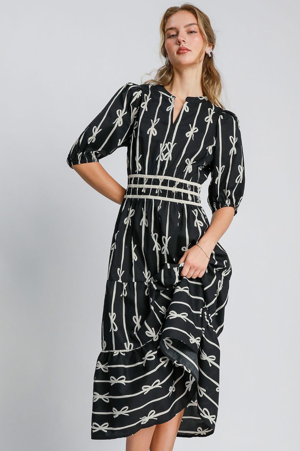 Robe midi imprimée à nœud papillon avec liseré en velours contrastant – Imprimé nœud papillon élégant, encolure à encoche moderne, liseré en velours luxueux, robe midi sophistiquée pour les occasions spéciales