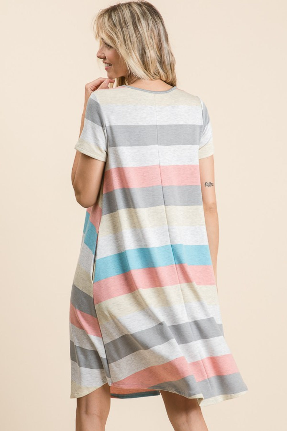 Robe rayée à manches courtes avec poches pour femmes – Robe rayée décontractée, Robe à manches courtes confortable, Robe rayée avec poches, Robe rayée polyvalente, Robe à coupe décontractée, Robe rayée facile à porter, Robe à manches courtes chic