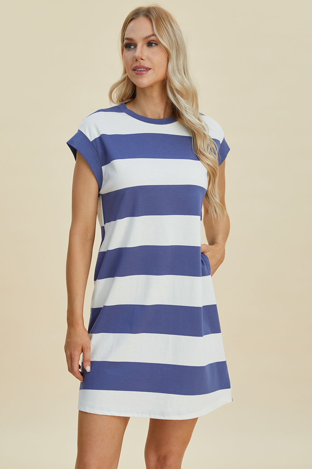 Robe mini rayée à col rond et manches courtes pour femme – Robe mini rayée, Robe à col rond taille standard, Robe à manches courtes confortable, Robe rayée chic, Robe mini flatteuse, Robe décontractée de tous les jours, Robe rayée polyvalente