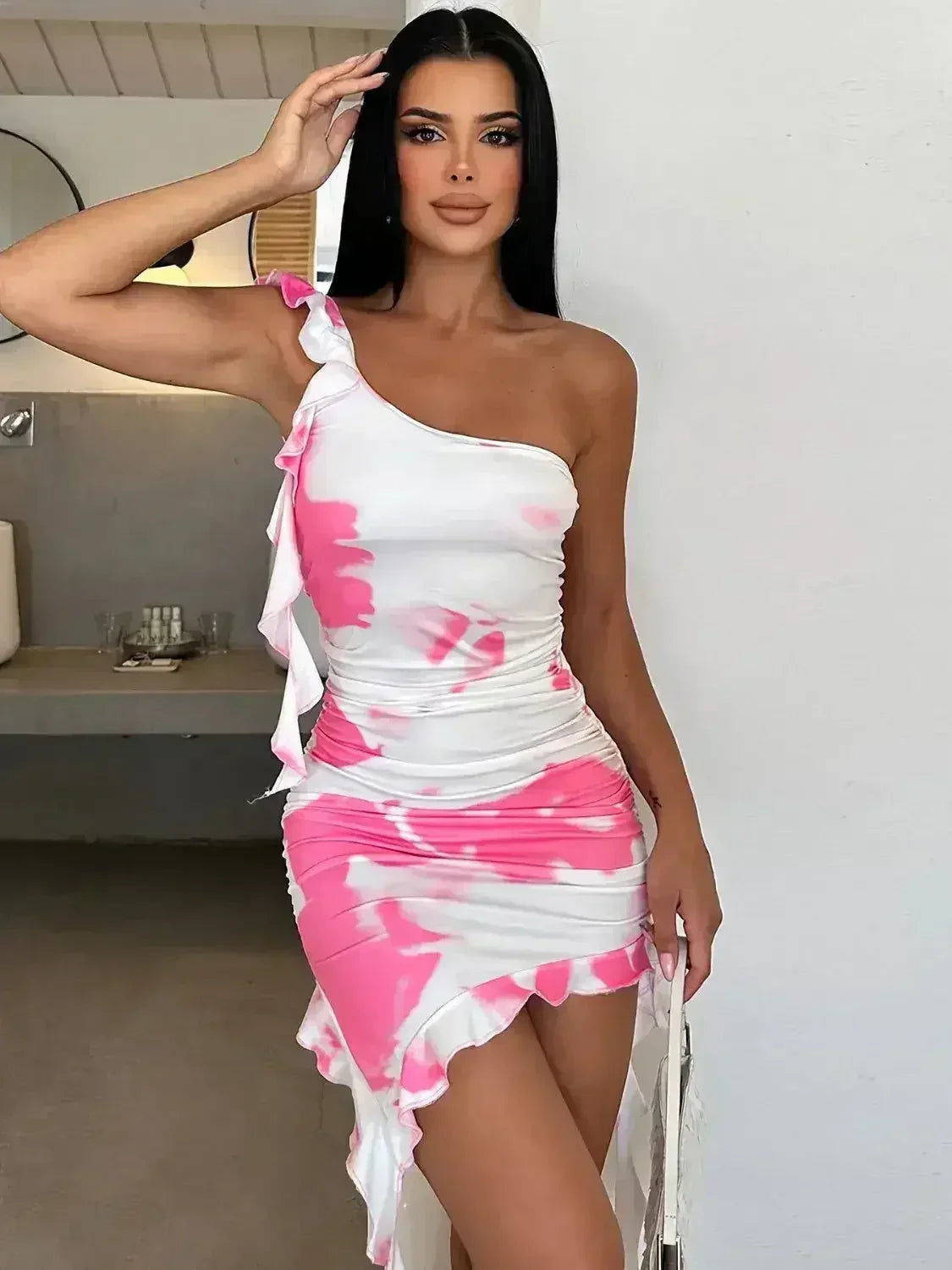 Mini-robe tie-dye à volants et à épaule unique