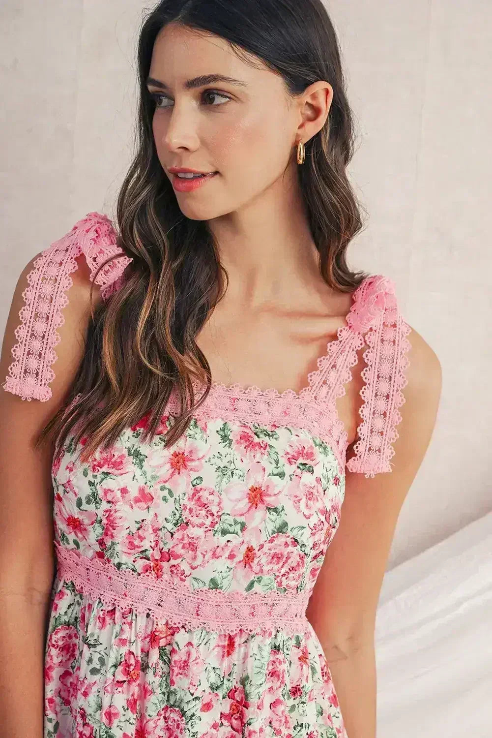 Robe longue vert floral en dentelle à fines bretelles et taille empire