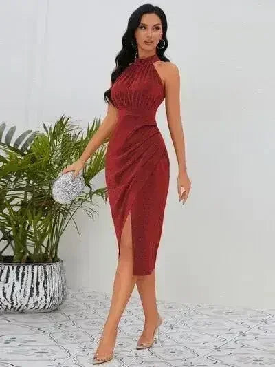 Robe sans manches à col montant, froncée et fendue