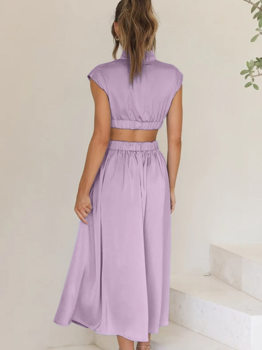 Robe élégante sans manches froncée à col montant et découpes modernes pour femme