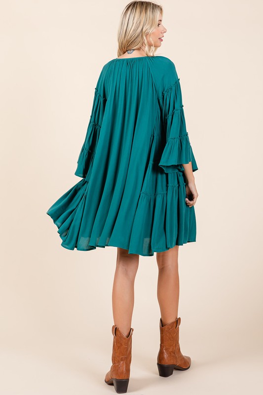 Robe pour femme à col lavallière volanté et manches cloche – Robe féminine et sophistiquée avec des détails volantés ludiques et d'élégantes manches cloche