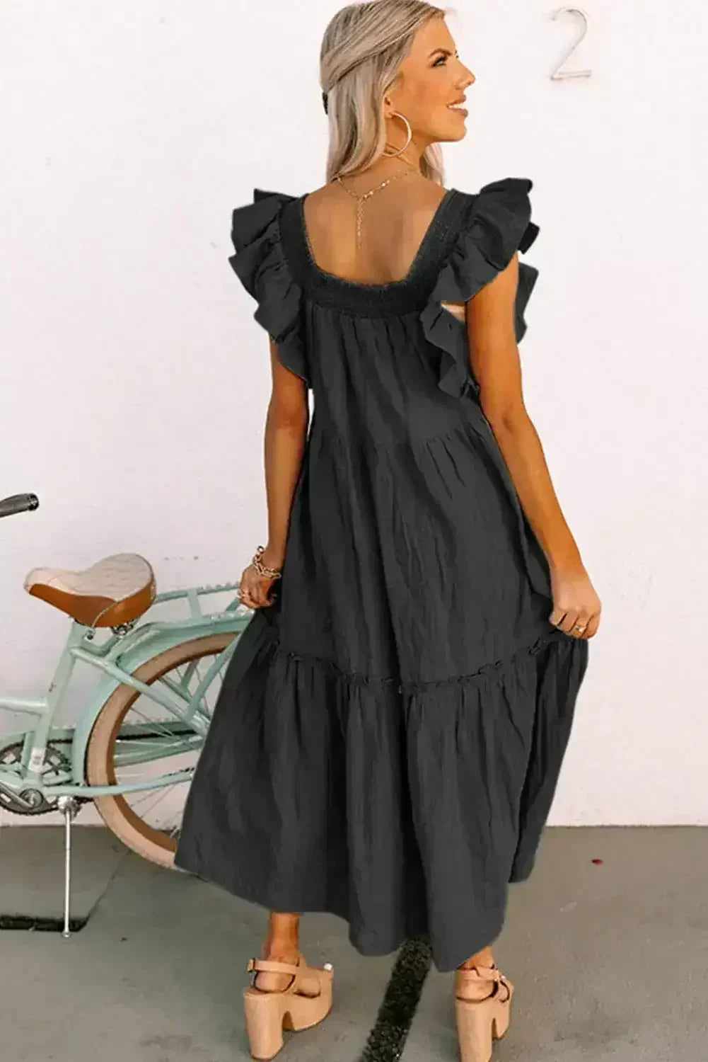Robe longue texturée étagée à col carré et manches courtes volantées violette