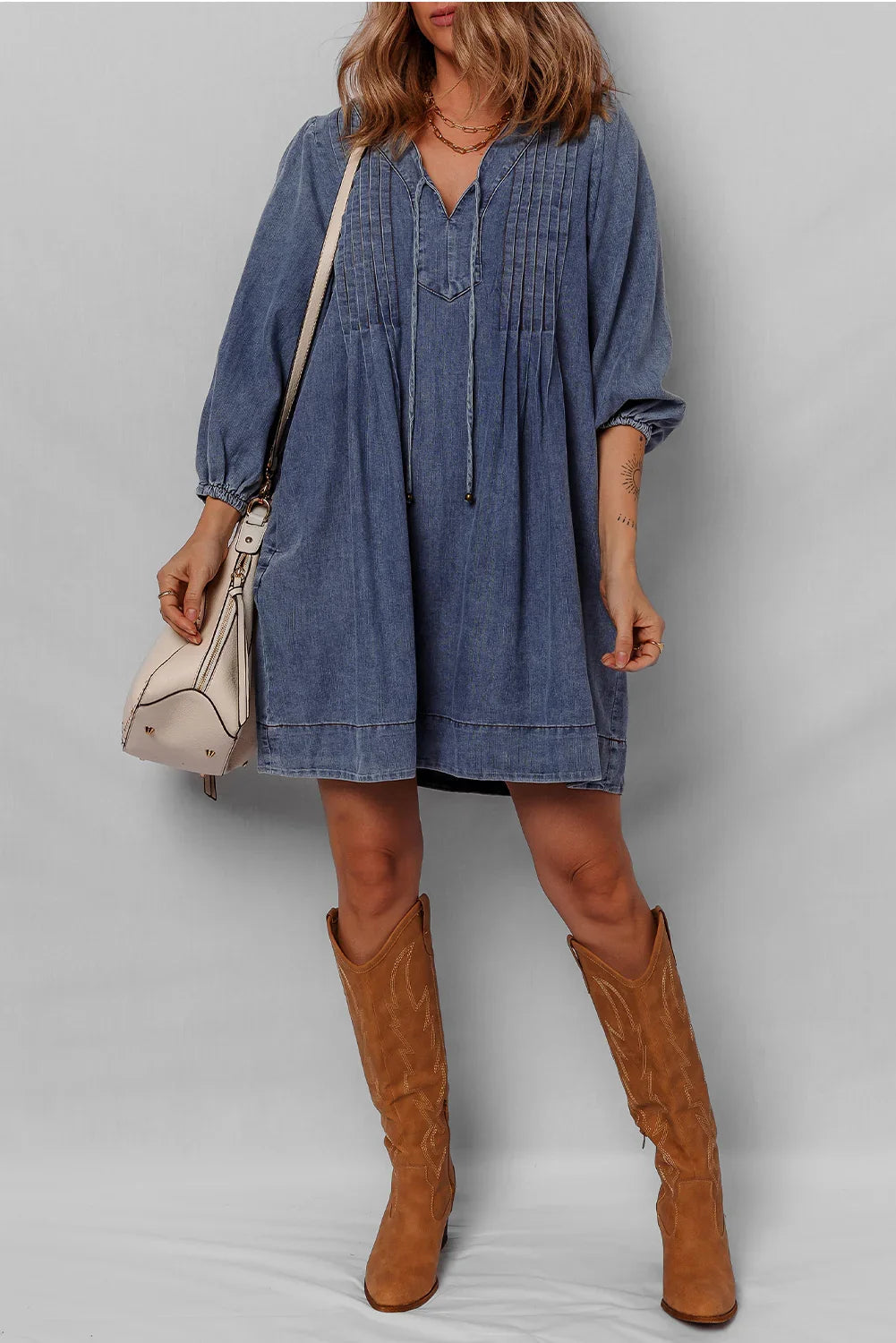 Robe courte en jean plissée à col en V et manches 3/4 bleu marine