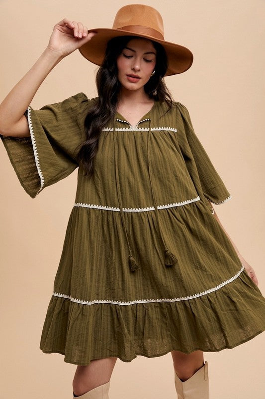 Robe étagée à demi-manches et col à nouer avec pompons et liseré contrastant – Détails bohèmes à pompons, liseré contrastant et design étagé pour un look fluide et féminin