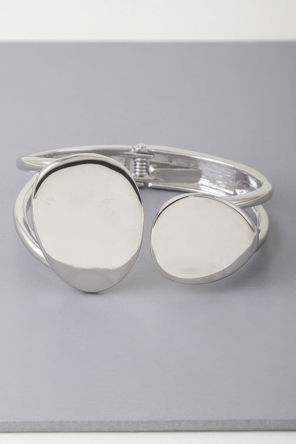 Bracelet enroulé en pierre plate