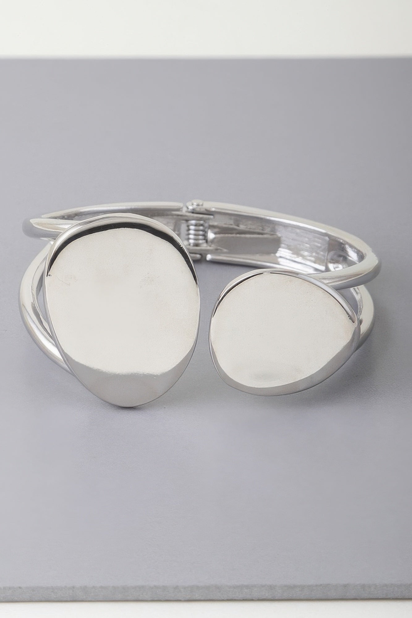 Bracelet enroulé en pierre plate