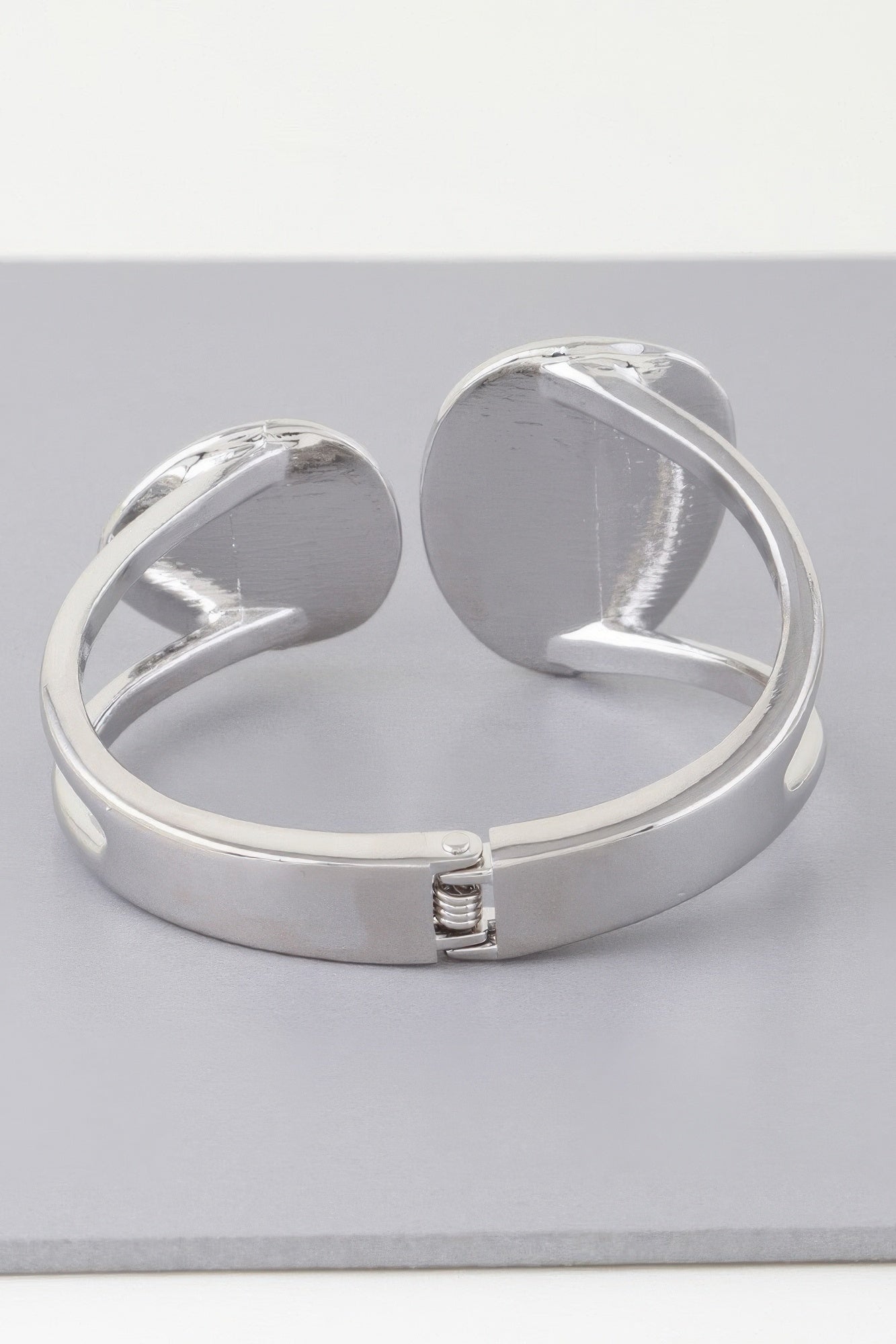 Bracelet enroulé en pierre plate