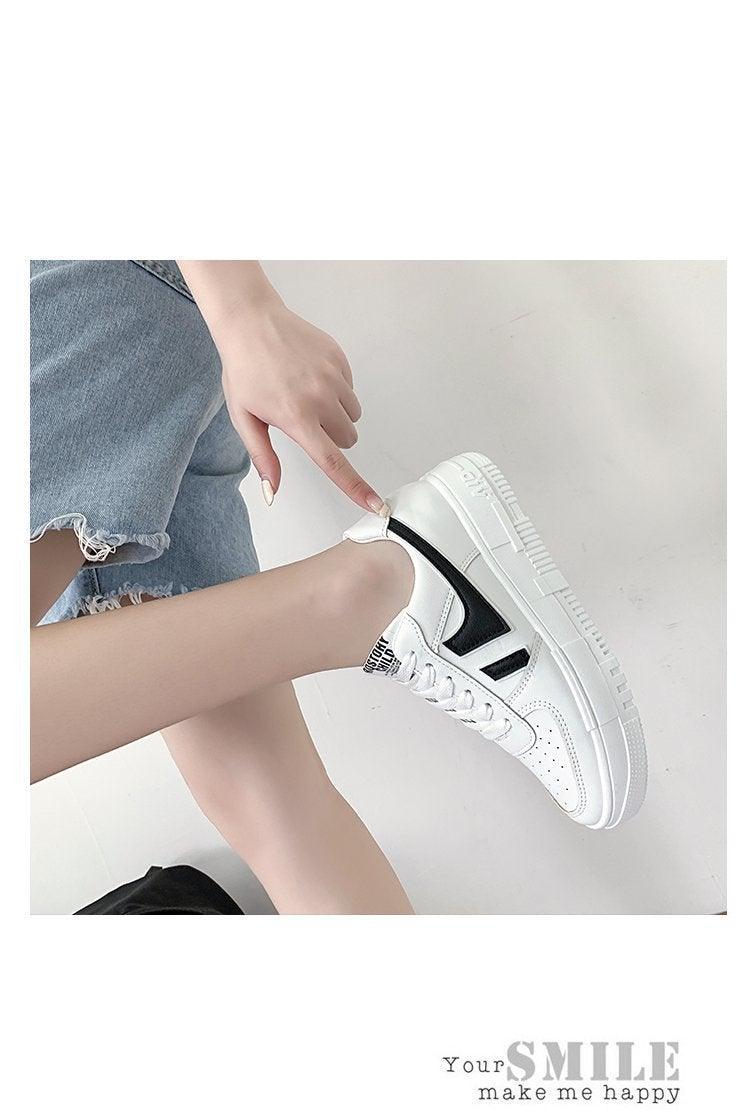 Baskets plates pour femmes, chaussures décontractées respirantes à lacets pour femmes, chaussures de marche confortables blanches, baskets respirantes pour femmes, baskets de sport plates à coupe basse, design classique à lacets