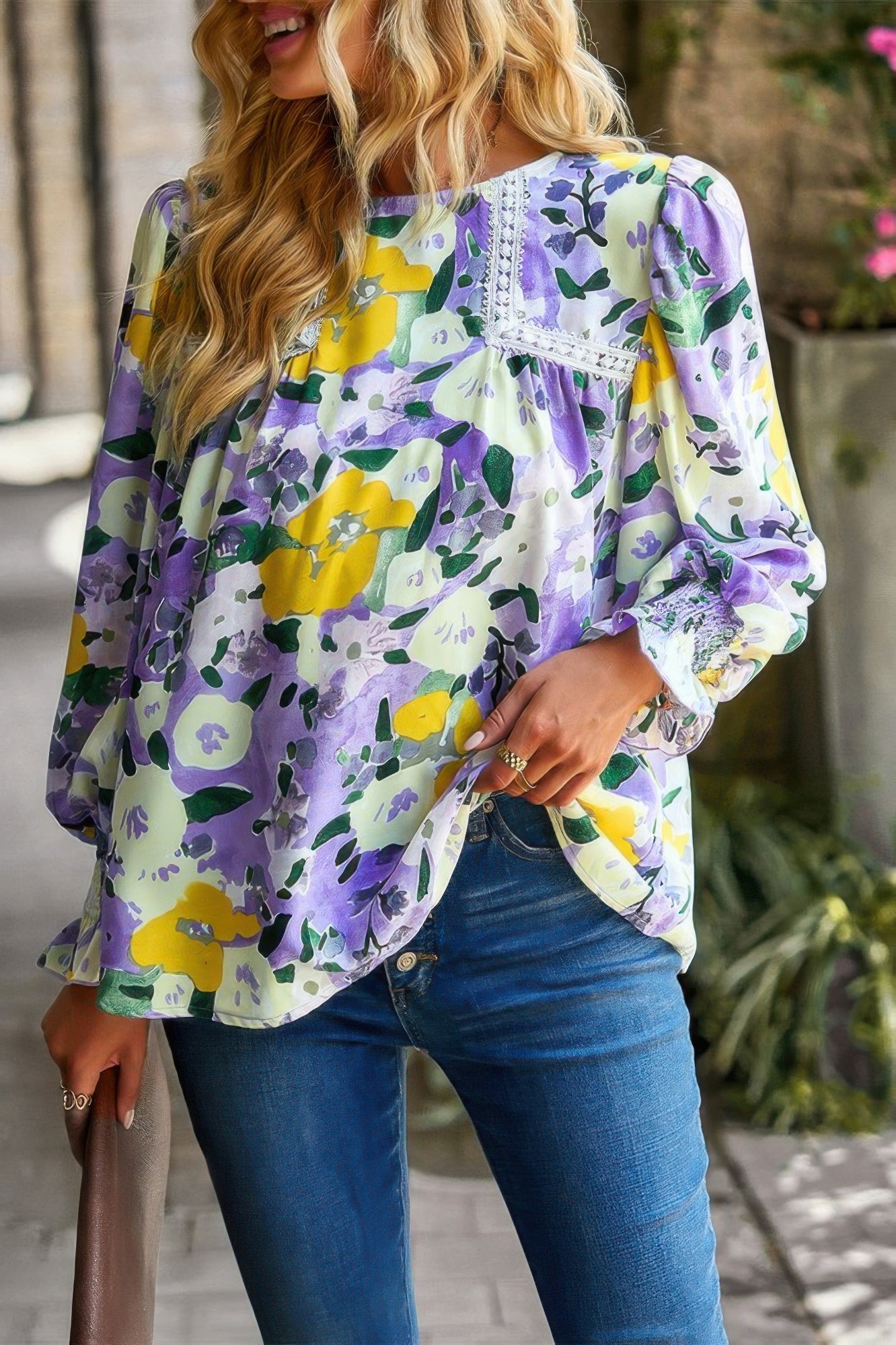 Haut fleuri avec dentelle contrastante et fente
