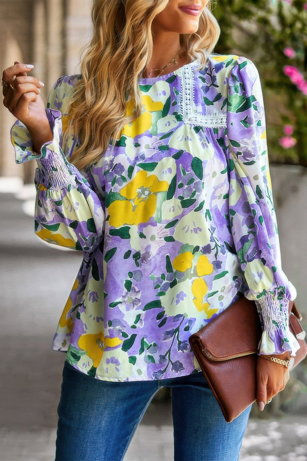 Haut fleuri avec dentelle contrastante et fente