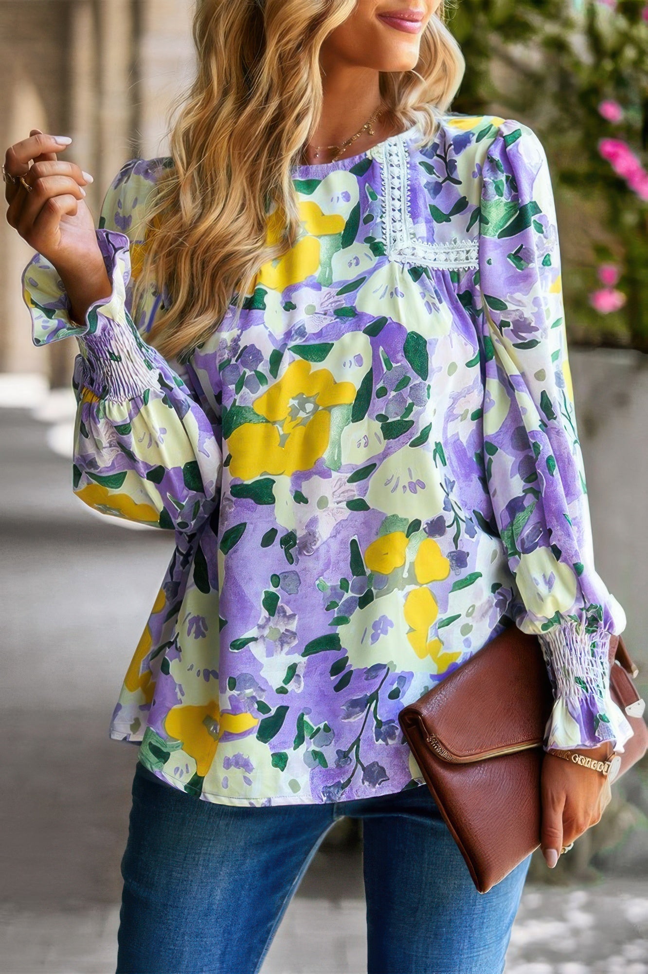 Haut fleuri avec dentelle contrastante et fente