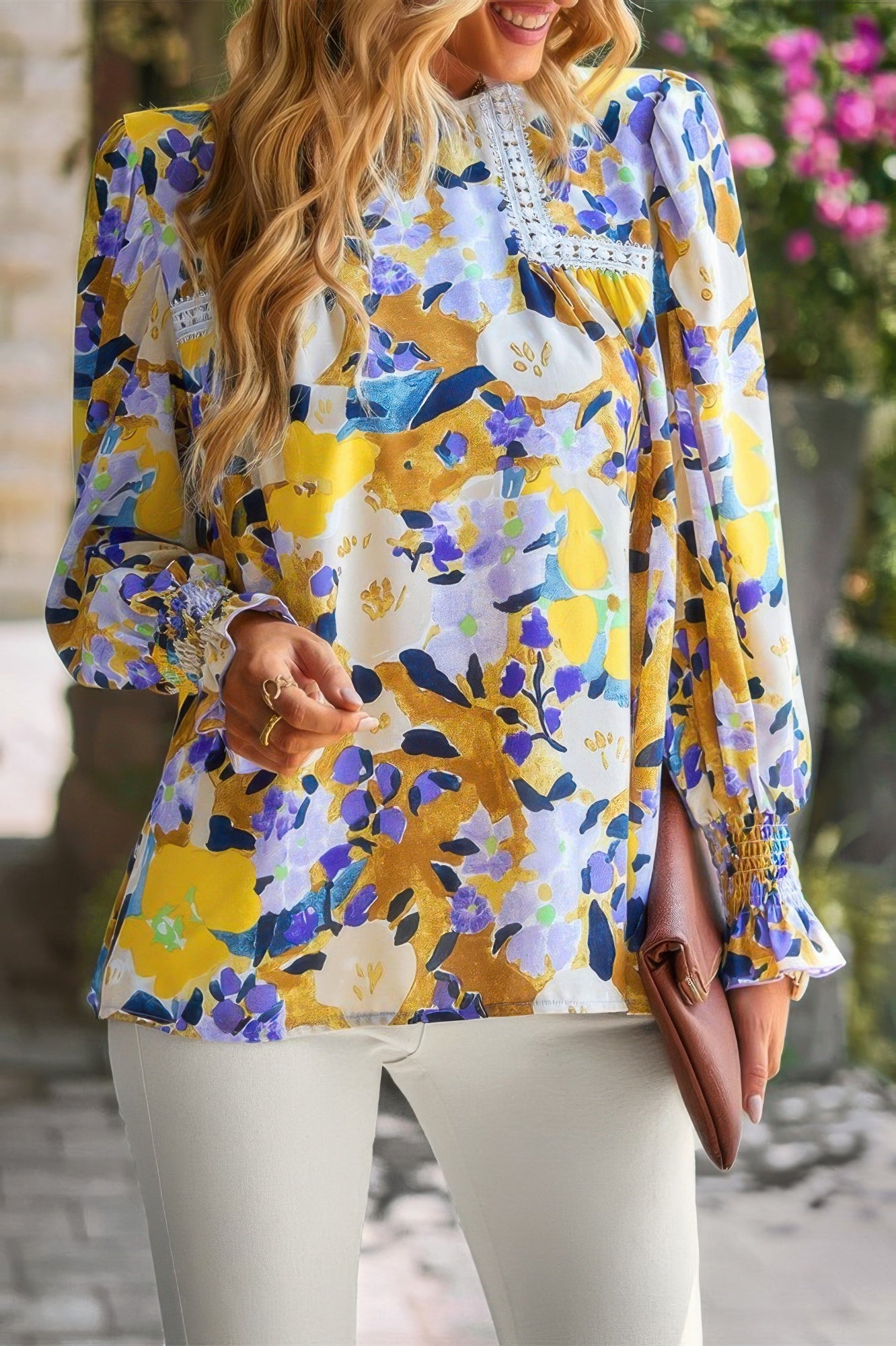 Haut fleuri avec dentelle contrastante et fente