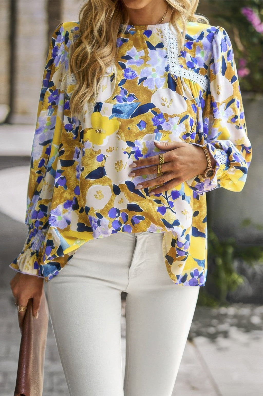Haut fleuri avec dentelle contrastante et fente