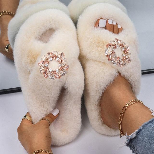 Pantoufles moelleuses avec strass, papillon, fausse fourrure, sandales compensées, claquettes, chaussons d'intérieur en cristal, pantoufles en fausse fourrure, confortables, à bout ouvert, deux brides, doublure et semelle en caoutchouc.