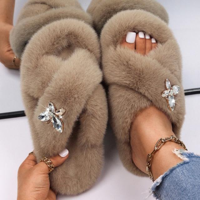 Pantoufles moelleuses avec strass, papillon, fausse fourrure, sandales compensées, claquettes, chaussons d'intérieur en cristal, pantoufles en fausse fourrure, confortables, à bout ouvert, deux brides, doublure et semelle en caoutchouc.