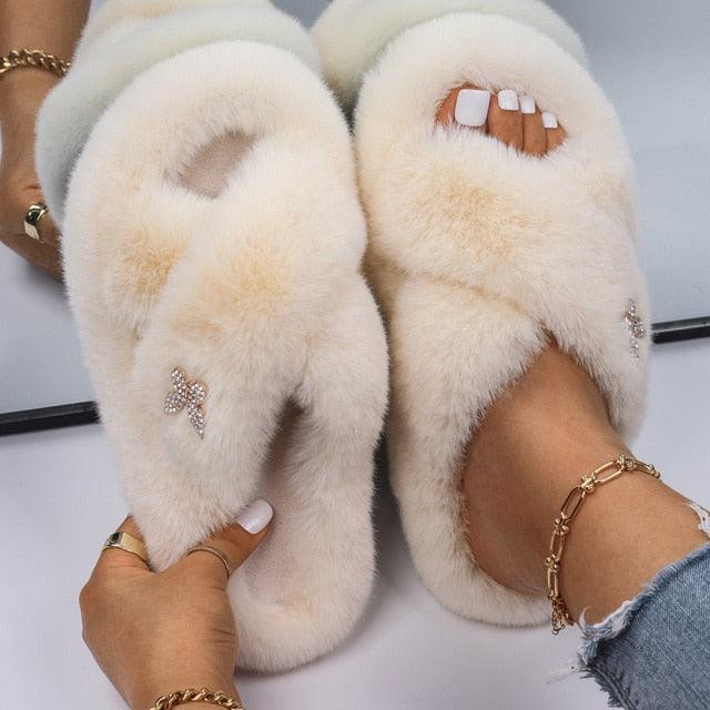 Pantoufles moelleuses avec strass, papillon, fausse fourrure, sandales compensées, claquettes, chaussons d'intérieur en cristal, pantoufles en fausse fourrure, confortables, à bout ouvert, deux brides, doublure et semelle en caoutchouc.