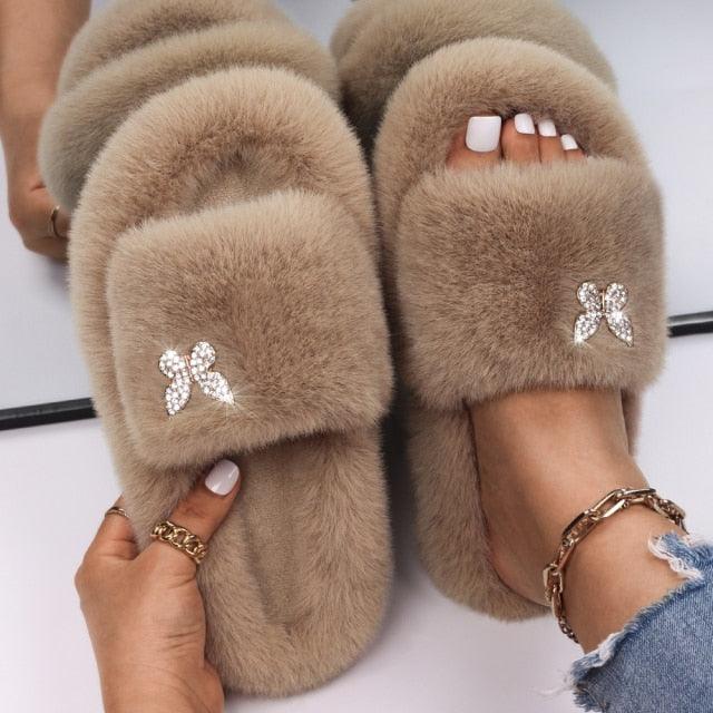 Pantoufles moelleuses avec strass, papillon, fausse fourrure, sandales compensées, claquettes, chaussons d'intérieur en cristal, pantoufles en fausse fourrure, confortables, à bout ouvert, deux brides, doublure et semelle en caoutchouc.