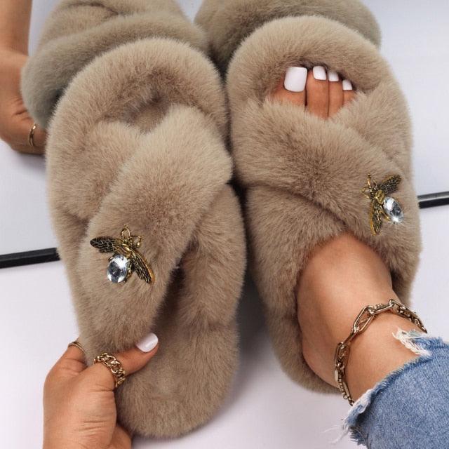 Pantoufles moelleuses avec strass, papillon, fausse fourrure, sandales compensées, claquettes, chaussons d'intérieur en cristal, pantoufles en fausse fourrure, confortables, à bout ouvert, deux brides, doublure et semelle en caoutchouc.
