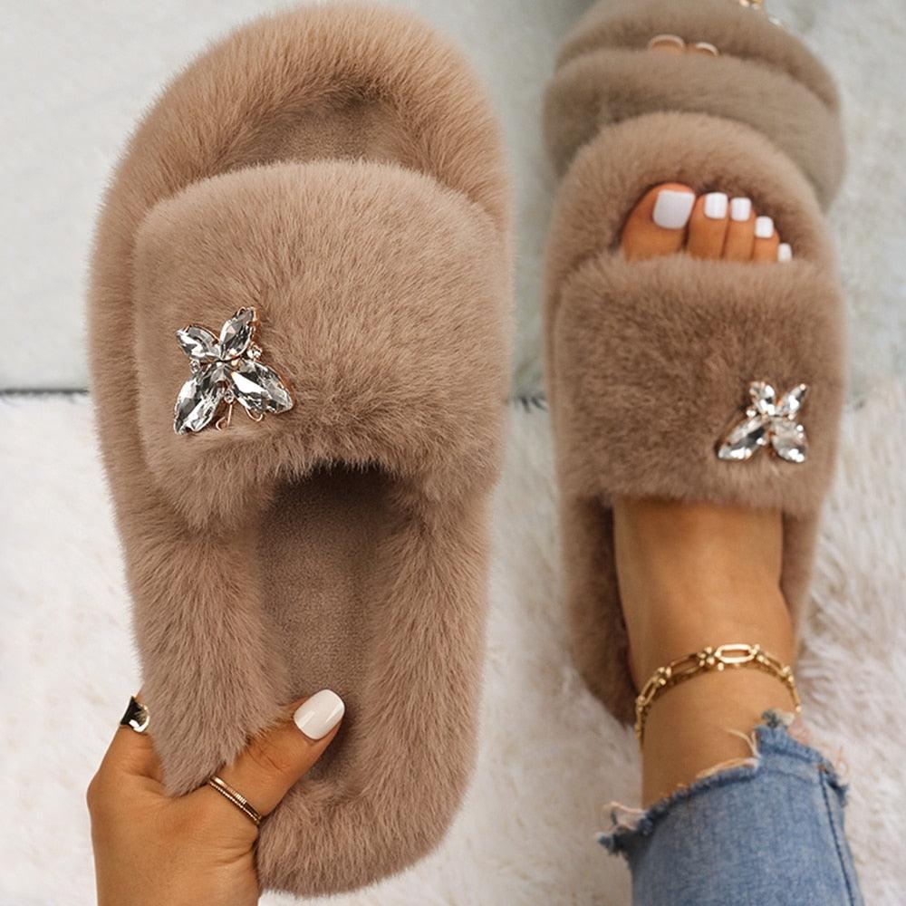 Pantoufles moelleuses avec strass, papillon, fausse fourrure, sandales compensées, claquettes, chaussons d'intérieur en cristal, pantoufles en fausse fourrure, confortables, à bout ouvert, deux brides, doublure et semelle en caoutchouc.