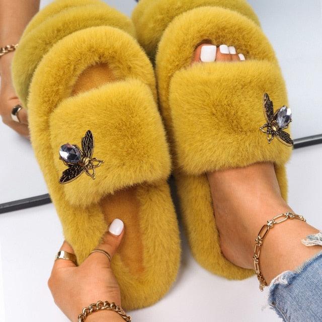 Pantoufles moelleuses avec strass, papillon, fausse fourrure, sandales compensées, claquettes, chaussons d'intérieur en cristal, pantoufles en fausse fourrure, confortables, à bout ouvert, deux brides, doublure et semelle en caoutchouc.