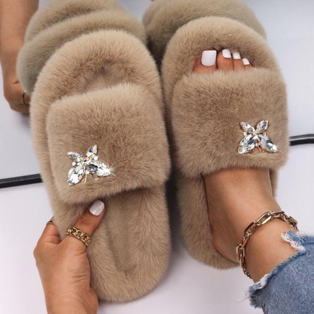 Pantoufles moelleuses avec strass, papillon, fausse fourrure, sandales compensées, claquettes, chaussons d'intérieur en cristal, pantoufles en fausse fourrure, confortables, à bout ouvert, deux brides, doublure et semelle en caoutchouc.