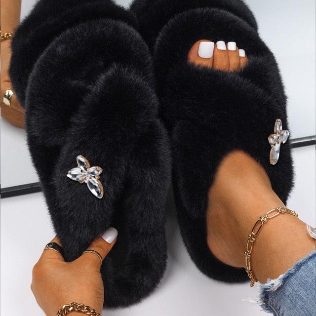 Pantoufles moelleuses avec strass, papillon, fausse fourrure, sandales compensées, claquettes, chaussons d'intérieur en cristal, pantoufles en fausse fourrure, confortables, à bout ouvert, deux brides, doublure et semelle en caoutchouc.