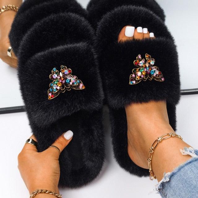 Pantoufles moelleuses avec strass, papillon, fausse fourrure, sandales compensées, claquettes, chaussons d'intérieur en cristal, pantoufles en fausse fourrure, confortables, à bout ouvert, deux brides, doublure et semelle en caoutchouc.