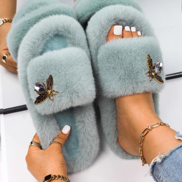 Pantoufles moelleuses avec strass, papillon, fausse fourrure, sandales compensées, claquettes, chaussons d'intérieur en cristal, pantoufles en fausse fourrure, confortables, à bout ouvert, deux brides, doublure et semelle en caoutchouc.