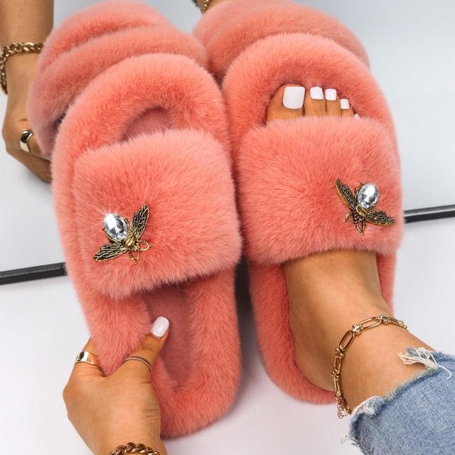 Pantoufles moelleuses avec strass, papillon, fausse fourrure, sandales compensées, claquettes, chaussons d'intérieur en cristal, pantoufles en fausse fourrure, confortables, à bout ouvert, deux brides, doublure et semelle en caoutchouc.
