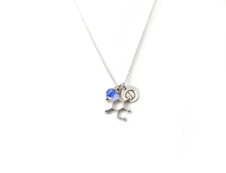 Collier Molécule de Glucose Personnalisé – Breloque Scientifique en Argent Sterling avec Pierre de Naissance et Initiale