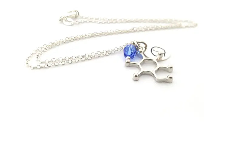Collier Molécule de Glucose Personnalisé – Breloque Scientifique en Argent Sterling avec Pierre de Naissance et Initiale