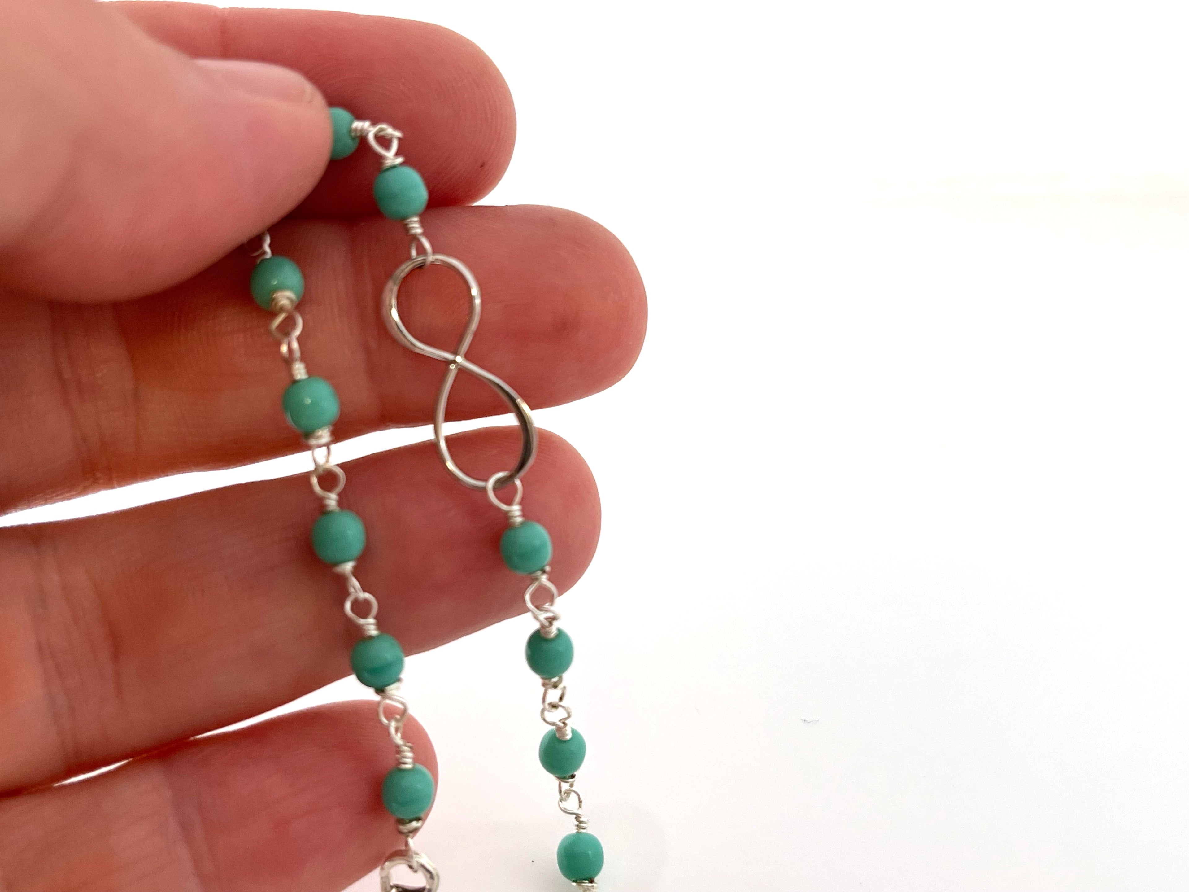 Bracelet en verre recyclé et fil métallique « Charme Infini »