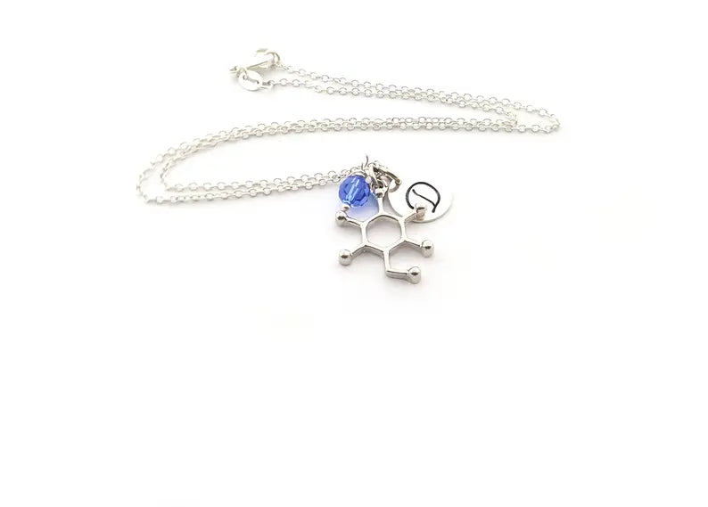 Collier Molécule de Glucose Personnalisé – Breloque Scientifique en Argent Sterling avec Pierre de Naissance et Initiale