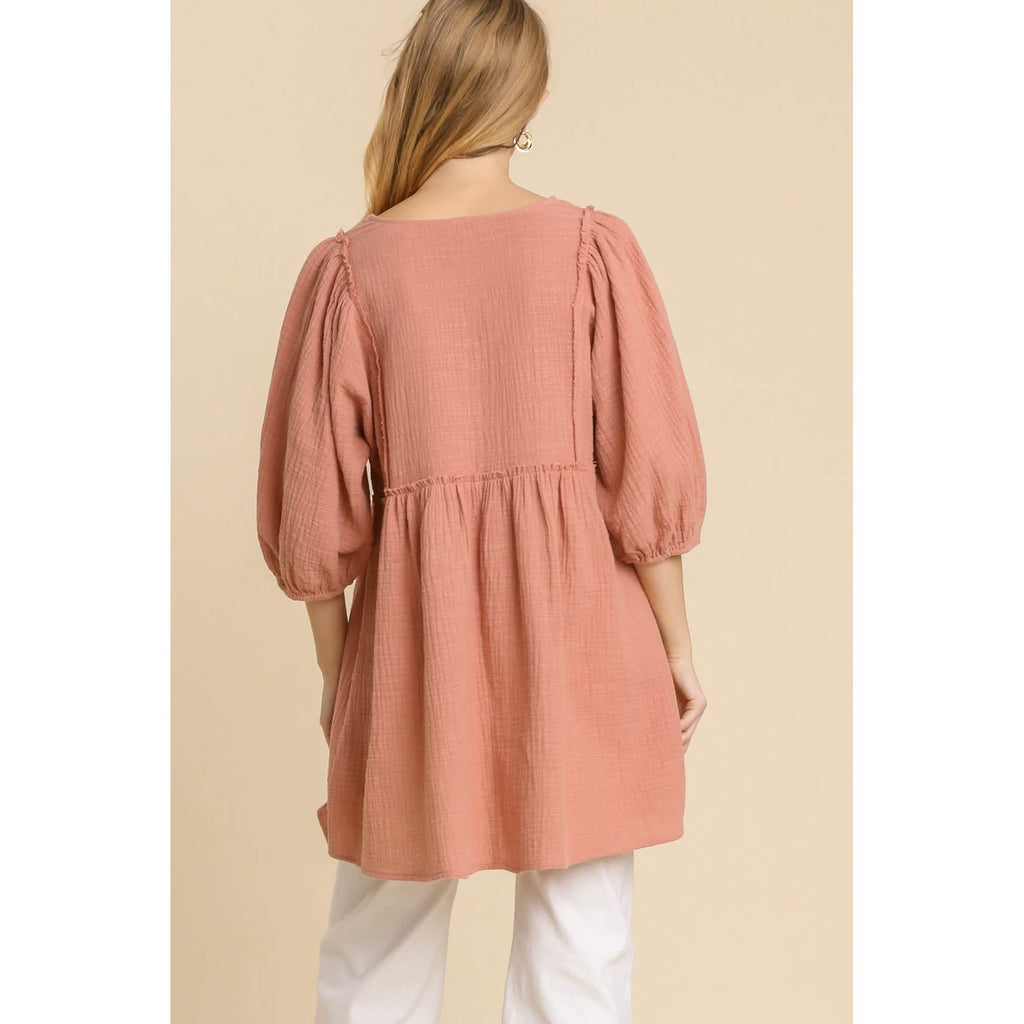 Robe tunique à col en V en gaze flammée avec bords effilochés