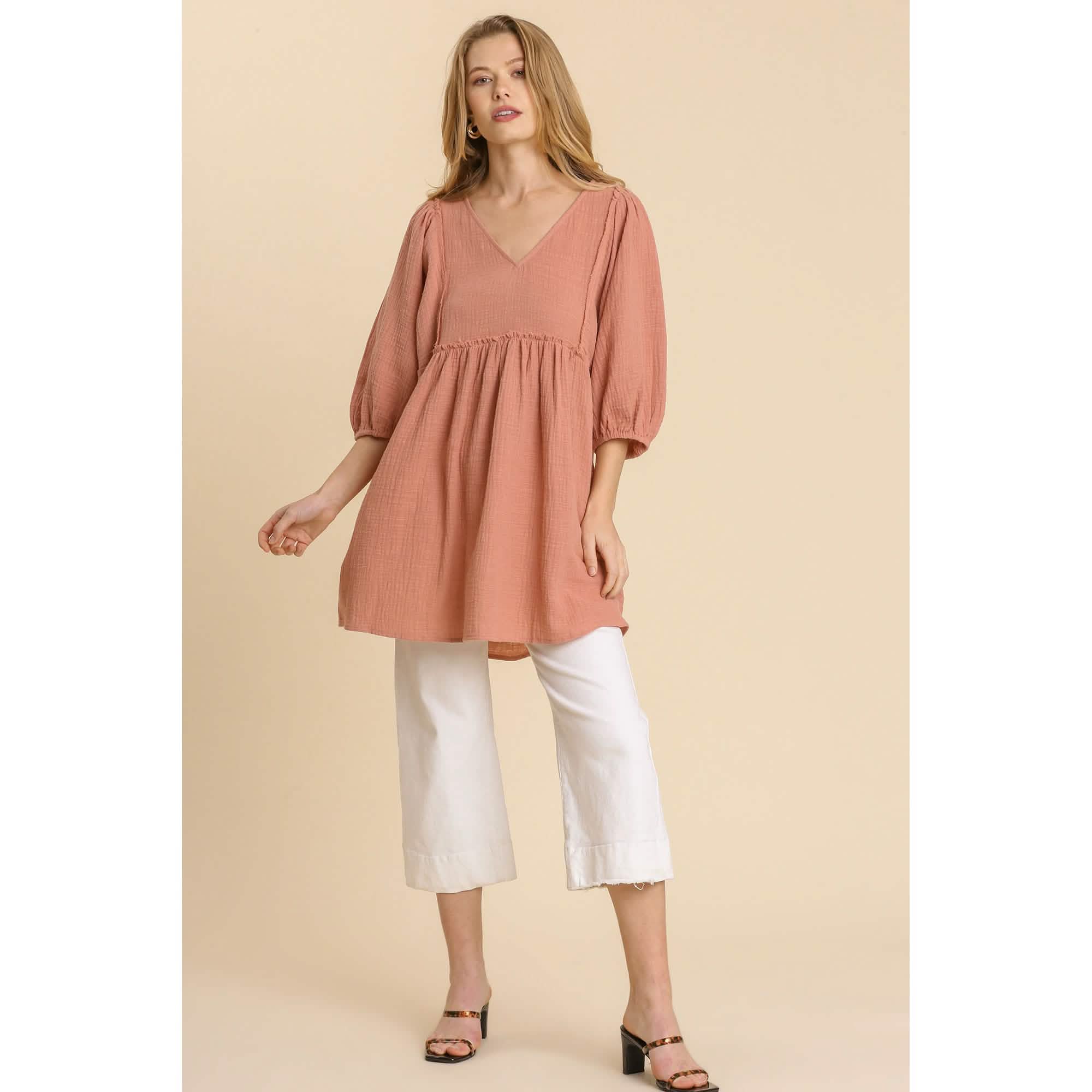 Robe tunique à col en V en gaze flammée avec bords effilochés