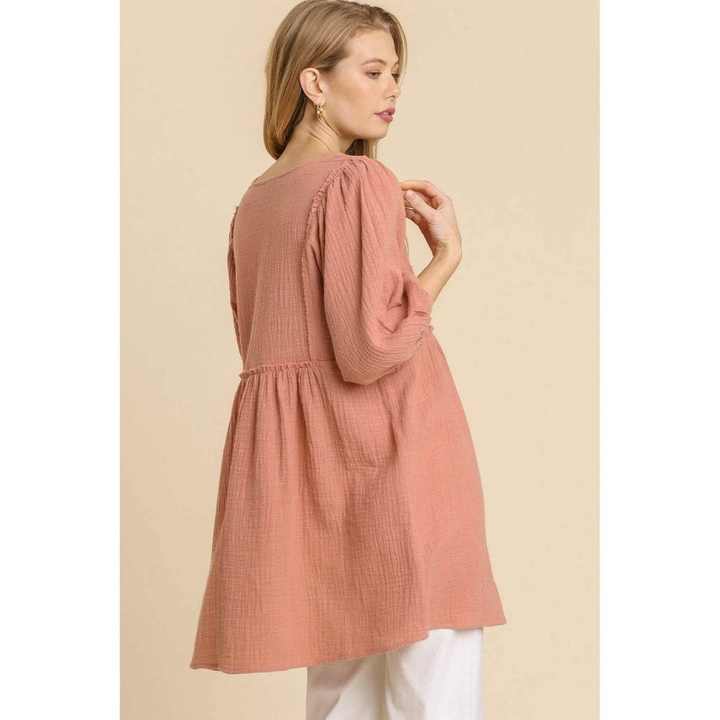 Robe tunique à col en V en gaze flammée avec bords effilochés