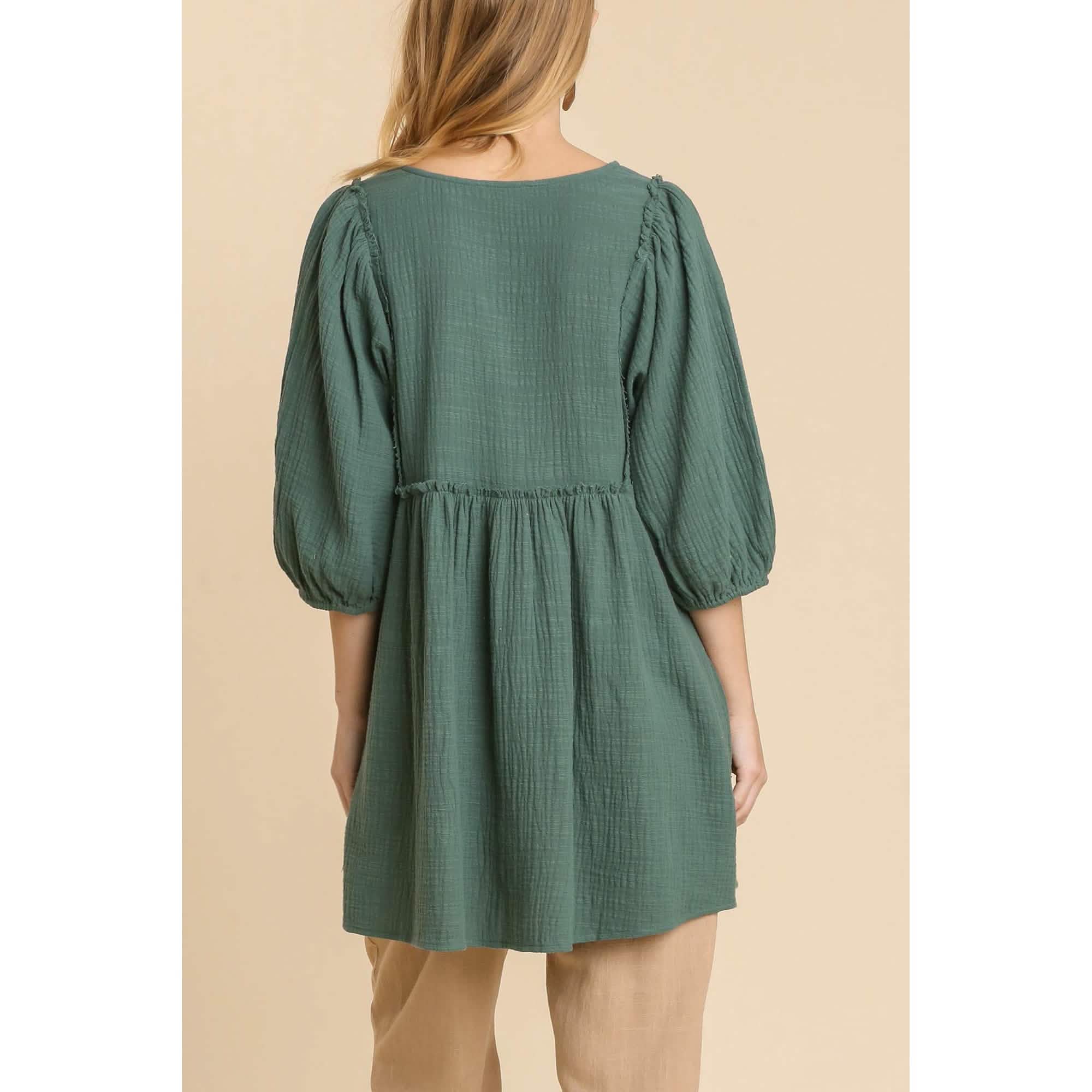 Robe tunique à col en V en gaze flammée avec bords effilochés
