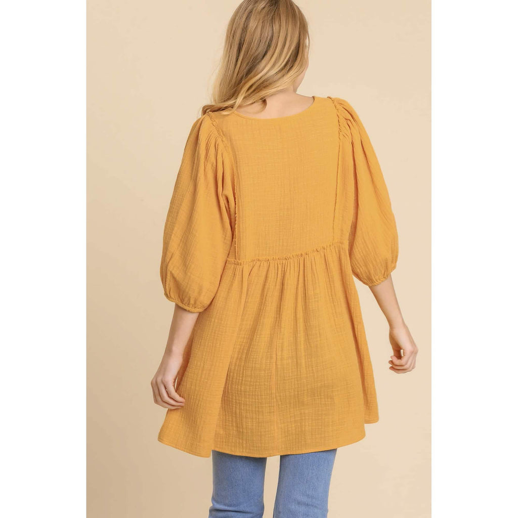 Robe tunique à col en V en gaze flammée avec bords effilochés