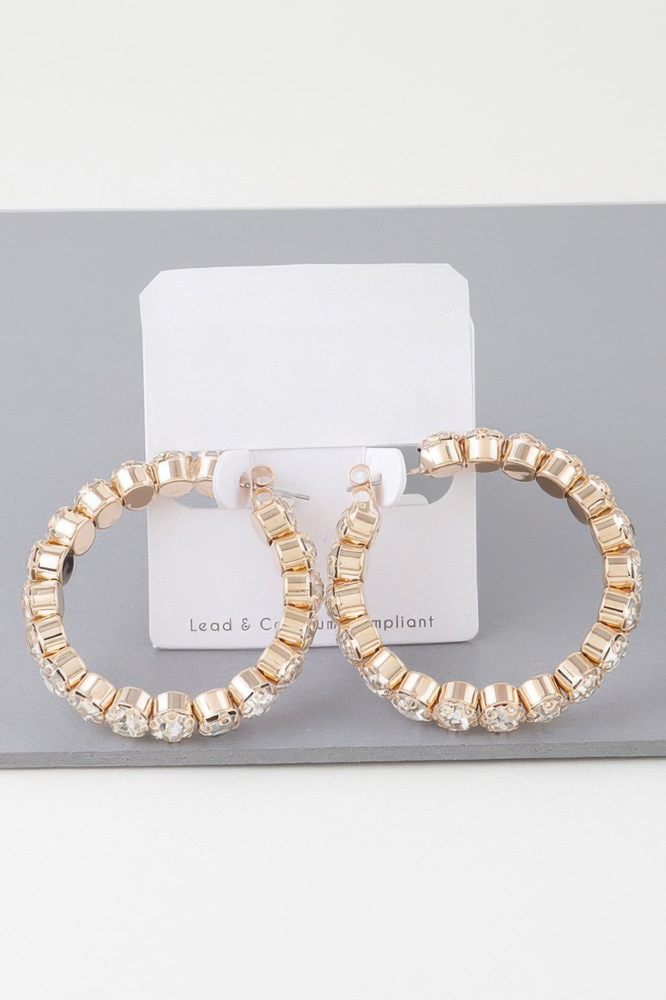 Boucles d'oreilles créoles géométriques taillées en strass