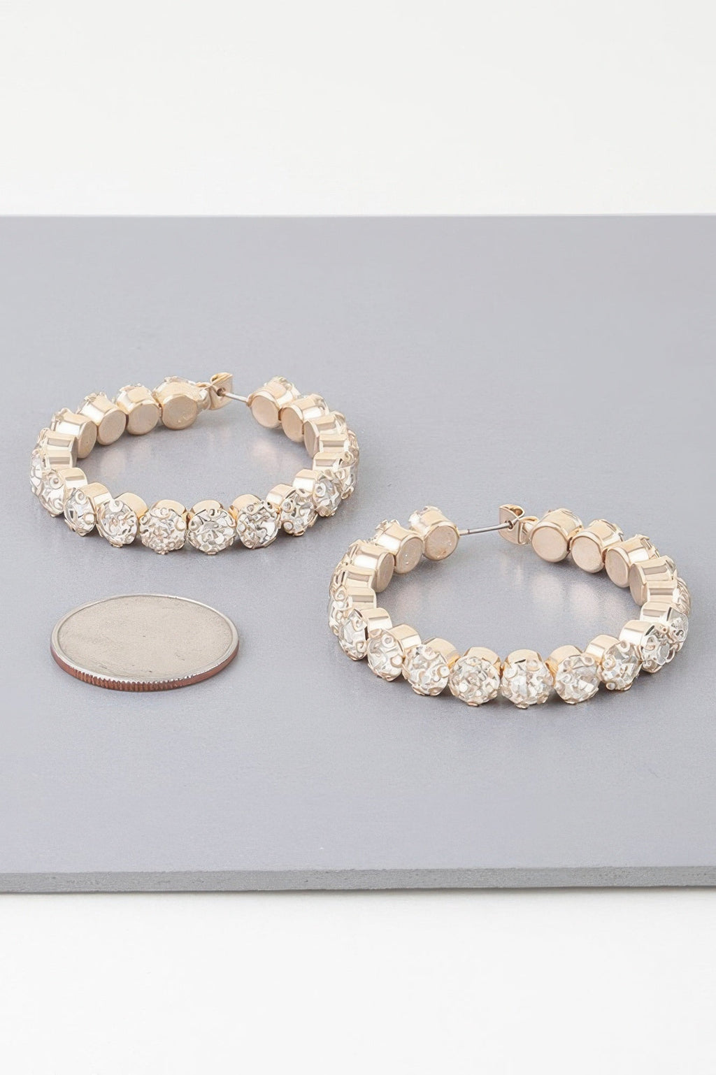Boucles d'oreilles créoles géométriques taillées en strass