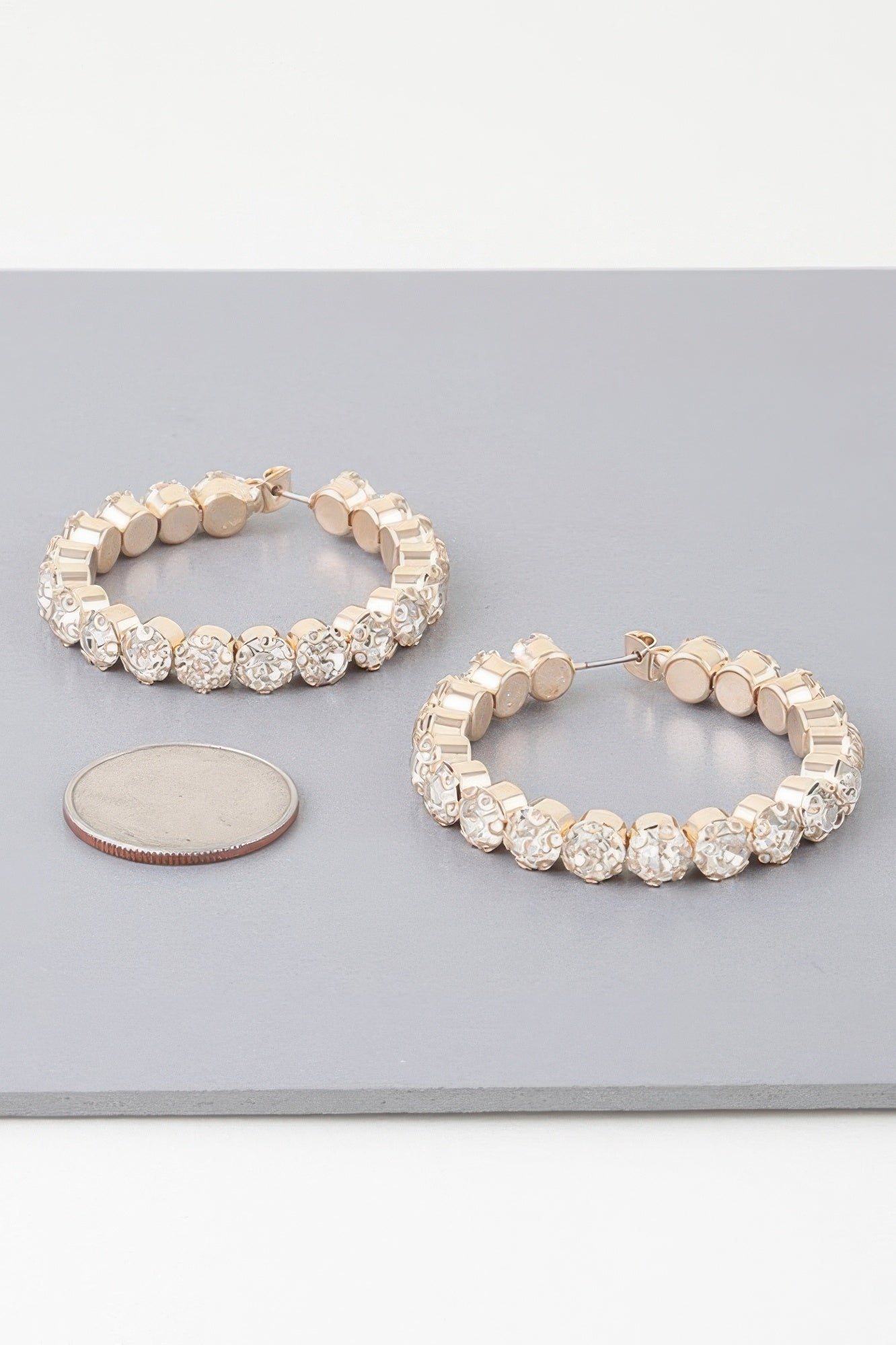Boucles d'oreilles créoles géométriques taillées en strass