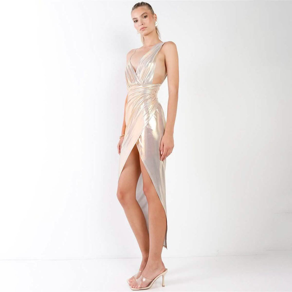 Robe longue dorée irisée, cache-cœur, décolleté en V, froncée, fente latérale profonde, bretelles différentes