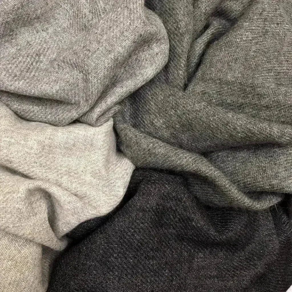 Écharpe en cachemire tissée à la main, coloris anthracite