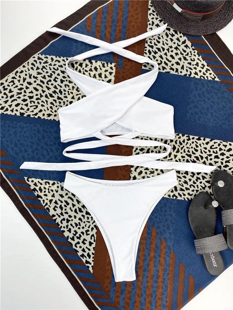 Ensemble de bikinis croisés creux, maillot de bain pour femme, nouveau maillot de bain deux pièces de couleur unie, haut de bikini à licou croisé avec découpes et bas taille haute, tenue de plage d'été, maillot de bain pour femme.