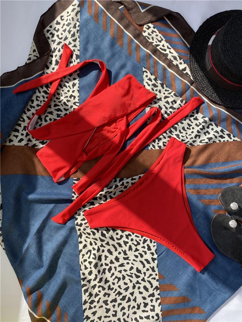 Ensemble de bikinis croisés creux, maillot de bain pour femme, nouveau maillot de bain deux pièces de couleur unie, haut de bikini à licou croisé avec découpes et bas taille haute, tenue de plage d'été, maillot de bain pour femme.